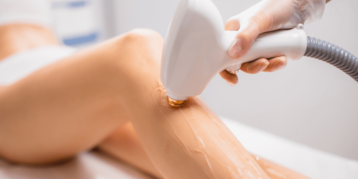 Mujer recibiendo tratamiento de depilación láser en estética